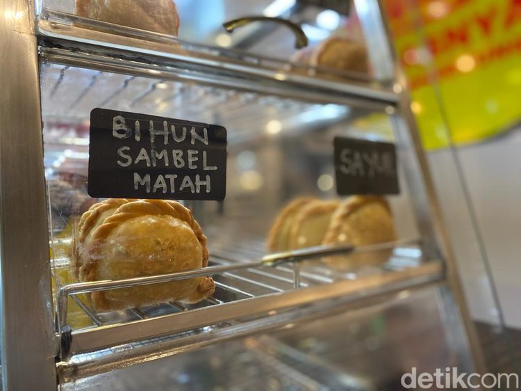 Pedas Mantap! Pastel Udang Balado dan Pastel Sambal Matah yang Buncit