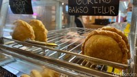Awalnya Pastel Buncit ini hanya mengandalkan sitem pre-order saja, tapi karena penggemarnya semakin banyak, akhirnya Nidinda dan kedua temannya mendirikan gerai Pastel Buncit di Mall Gandaria City, Jakarta Selatan. Foto: detikFood