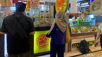 Di gerai Pastel Buncit yang ada di Gandaria City, Jakarta Selatan, gerai pastel kekinian ini menawarkan lebih dari 30 varian rasa pastel, yang tidak bisa ditemukan di tempat lain. Foto: detikFood
