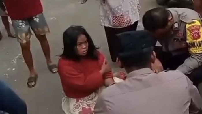 Tangkapan layar video viral wanita di Sukabumi diduga hendak menculik anak.