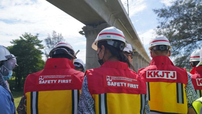 Terowongan-Jembatan Kereta Cepat Diuji PUPR, Begini Potretnya Jembatan serta terowongan yang ada pada jalur Kereta Api Cepat Jakarta Bandung tengah diuji. Begini potretnya.