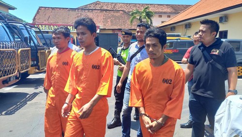 Tiga orang pelaku penebangan liar (illegal logging) di kawasan hutan produksi terbatas Desa Madenan, Kecamatan Tejakula, Kabupaten Buleleng, Bali ditangkap. (Made Wijaya Kusuma/detikBali)