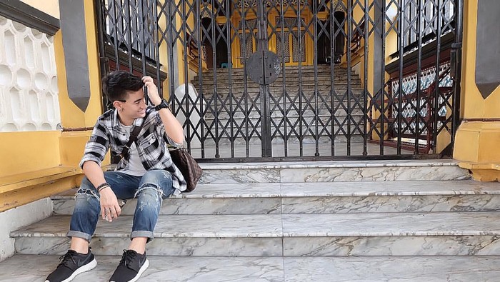 Saat “pulang kampung” pada 2016 lalu, Zee, sapaan akrabnya, sempat mengunjungi salah satu bangunan ikonik di Medan, yaitu Istana Maimun. (Foto: Instagram @zeezeez)