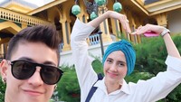 Bersama sang kakak, Lisa Lestari Keenan, pencinta kucing ini berpose di sekitaran kawasan Istana Maimun. Dirinya tampil keren dengan kemeja kotak-kotak dan kacamata hitamnya. (Foto: Instagram @lisa_l_keenan)