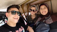 Selain itu, Zee juga merasakan sensasi jalan-jalan dengan mengendarai becak. Dirinya tidak sendiri, melainkan ditemani kakak dan ibunya.“Ini hari naik becak,” tulis Zee di caption unggahan tersebut. (Foto: Instagram @zeezeez)