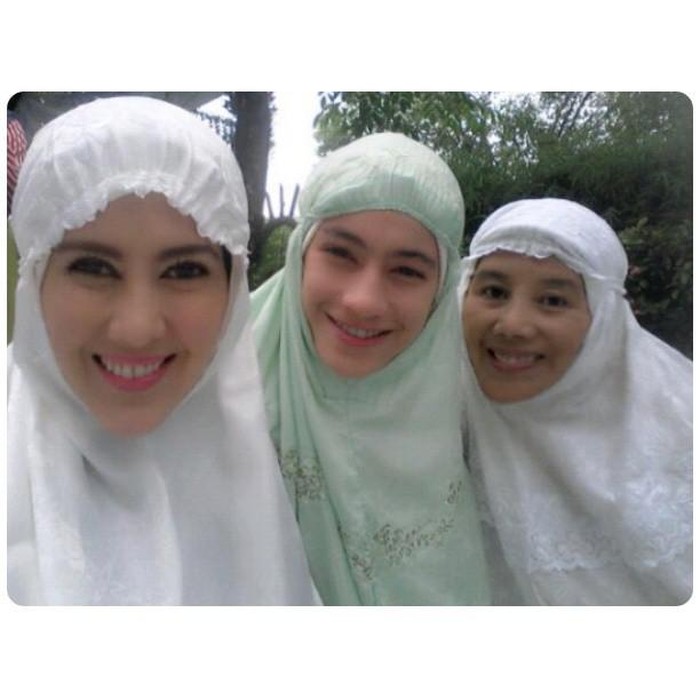 Tiga tahun sebelum itu, Zee dan keluarga juga pulkam ke Medan pada 2013 lalu. Ia sempat mengunggah foto ketika dirinya beserta sang kakak dan ibu melaksanakan salat Idul Fitri.

“Selamat hari raya Idul Fitri 1434 H. Taqabbalallahu minna waminkum taqabbal ya karim. Mohon maaf lahir & batin...” tulis Zee. (Foto: Instagram @zeezeez)