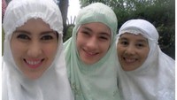 Tiga tahun sebelum itu, Zee dan keluarga juga pulkam ke Medan pada 2013 lalu. Ia sempat mengunggah foto ketika dirinya beserta sang kakak dan ibu melaksanakan salat Idul Fitri.“Selamat hari raya Idul Fitri 1434 H. Taqabbalallahu minna waminkum taqabbal ya karim. Mohon maaf lahir & batin...” tulis Zee. (Foto: Instagram @zeezeez)