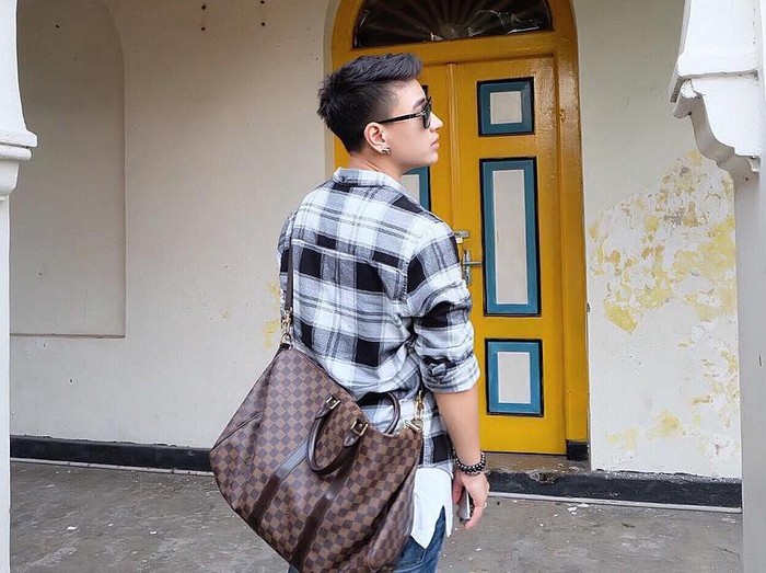 Transgender Thailand Siapa sangka kalau penyanyi transgender tampan asal Thailand ini masih punya darah orang Indonesia? Ibu Phuwaryne Keenan sendiri berasal dari Medan. (Foto: Instagram @zeezeez)