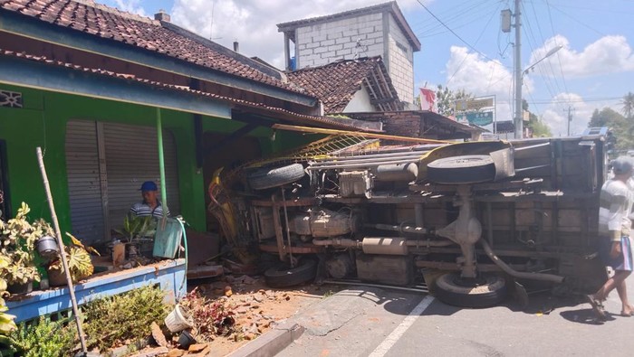 Kecelakaan truk terguling di Godean Sleman.