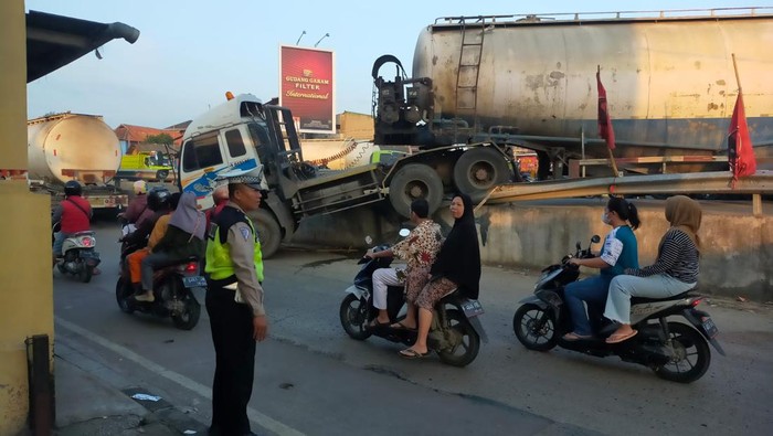 Truk Trailer Nyangkut di Flyover Cileungsi, Lalin Arah Jakarta Macet (dok Satlantas Polres Bogor)