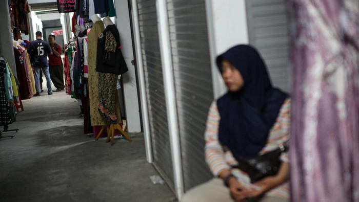 Usai Direvitalisasi, Pasar Ciputat Kok Malah Sepi? Pasar yang telah rampung direvitalisasi pada pertengahan 2022 tersebut terpantau sepi. Para pedagang memilih untuk berjualan di lapak yang berada di pinggir jalan.