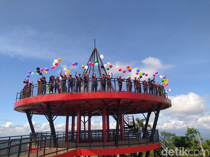 Wahana Langit Merapi di Ketep Pass Magelang. Pemandangan tujuh gunung jadi makin cantik. Foto diunggah Jumat (10/3/2023).