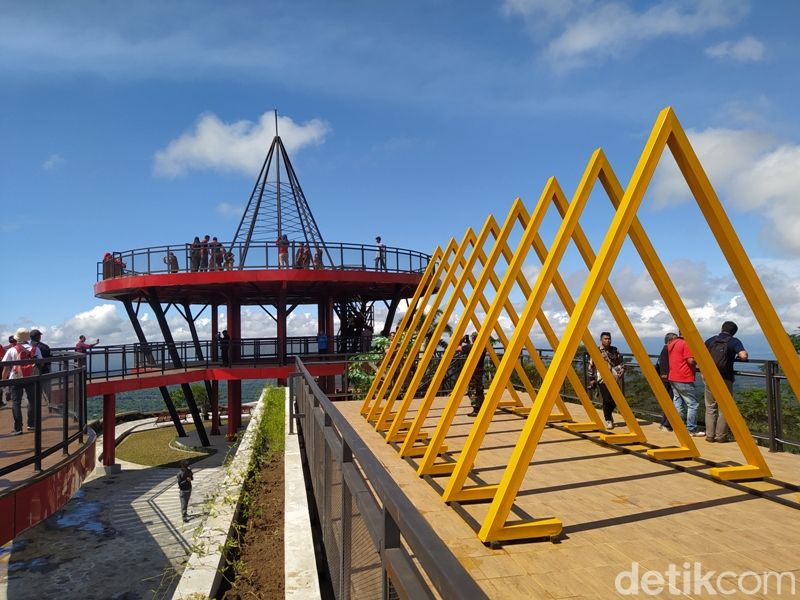Wahana Langit Merapi di Ketep Pass Magelang. Pemandangan tujuh gunung jadi makin cantik. Foto diunggah Jumat (10/3/2023).