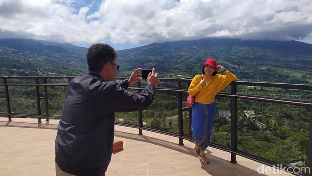Wahana Langit Merapi di Ketep Pass Magelang. Pemandangan tujuh gunung jadi makin cantik. Foto diunggah Jumat (10/3/2023).