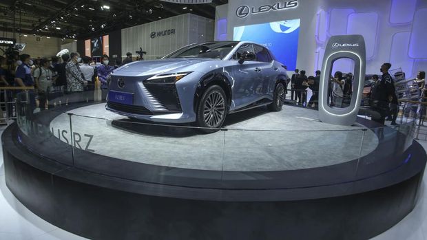 Lexus menampilkan Lexus RZ BEV di Gaikindo Jakarta Auto Week (JAW) 2023 di JCC, Jakarta, Jumat (10/3/2023).