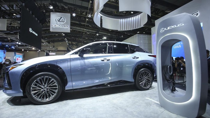 Lexus menampilkan Lexus RZ BEV di Gaikindo Jakarta Auto Week (JAW) 2023 di JCC, Jakarta, Jumat (10/3/2023).