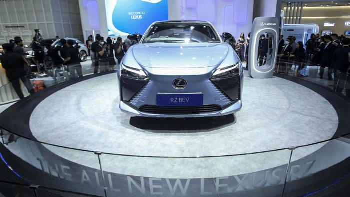 Wajah Lexus RZ BEV Mejeng di GJAW 2023 Lexus menampilkan Lexus RZ BEV di Gaikindo Jakarta Auto Week (JAW) 2023 di JCC, Jakarta, Jumat (10/3/2023).