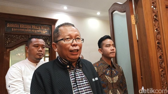 Wakil Ketua Umum PPP, Asrul Sani, dan Wali Kota Solo Gibran Rakabuming Raka di Balai Kota Solo, Jumat (10/3/2023).