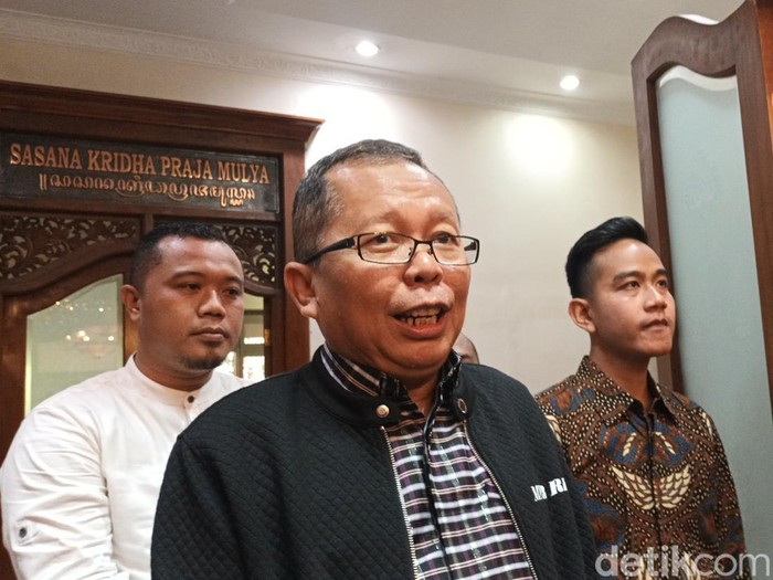 Wakil Ketua Umum PPP, Asrul Sani, dan Wali Kota Solo Gibran Rakabuming Raka di Balai Kota Solo, Jumat (10/3/2023).