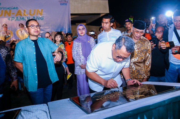 Wali Kota Tangerang Selatan, Benyamin Davnie meresmikan Alun-alun Pamulang didampingi Wakil Wali Kota Pilar Saga Ichsan pada Kamis (9/3).