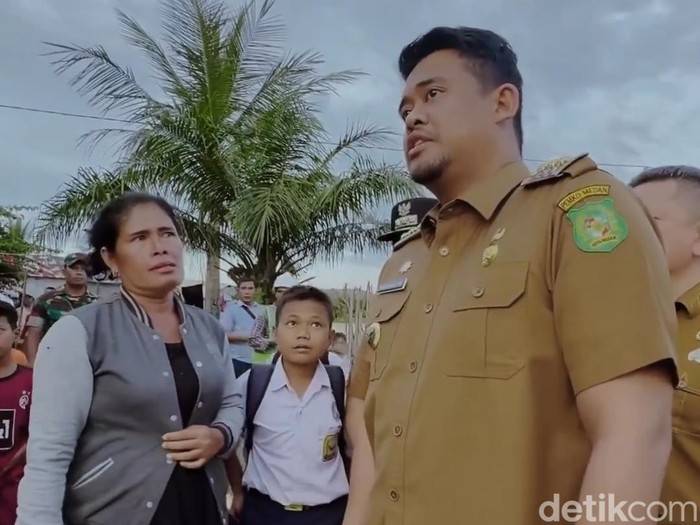 Warga mengeluh jalan tak diaspal kepada Bobby Nasution.