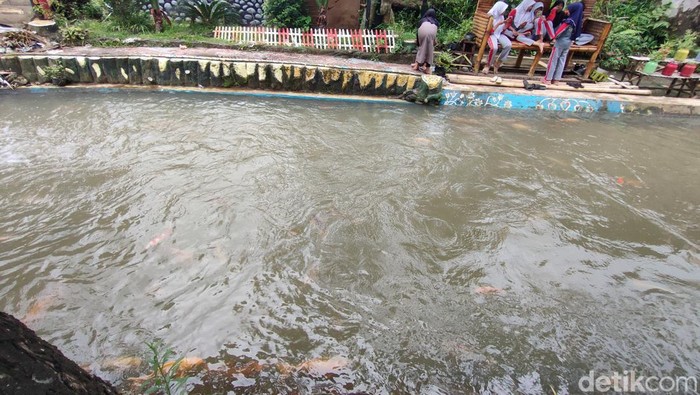 Warga ubah sungai jadi tempat budidaya ikan di Kampung Wargaluyu, Desa Nagrak, Kecamatan Cianjur, Kabupaten Cianjur