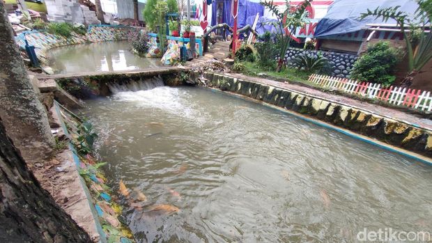 Warga ubah sungai jadi tempat budidaya ikan di Kampung Wargaluyu, Desa Nagrak, Kecamatan Cianjur, Kabupaten Cianjur