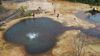 Foto udara wisata air panas alam di Desa Ulukonaweha, Kecamatan Samaturu, Kolaka, Sulawesi Tenggara, Kamis (9/3/2023).