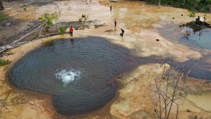 Foto udara wisatawan berbaring di areal luapan air panas alam di Desa Ulukonaweha, Kecamatan Samaturu, Kolaka, Sulawesi Tenggara, Kamis (9/3/2023). Dinas Pariwisata Provinsi Sulawesi Tenggara akan mendesain lokasi wisata air panas yang baru ditemukan itu agar kunjungan wisatawan di wilayah tersebut terus meningkat. ANTARA FOTO/Jojon/aww.