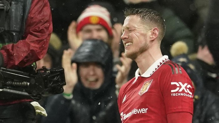 Manchester Uniteds Wout Weghorst celebrates after scoring his sides fourth goal during the Europa League round of 16 first leg soccer match between Manchester United and Real Betis at the Old Trafford stadium in Manchester, Thursday, March 9, 2023. (AP Photo/Dave Thompson)