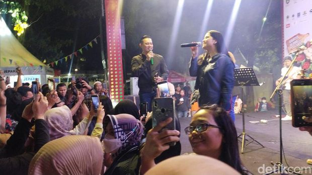 Agus Harimurti Yudhoyono (AHY) dan Annisa Pohan menyumbangkan lagu dalam event Solo Indonesia Culinary Festival di Benteng Vastenburg, Solo, Sabtu (11/3/2023).