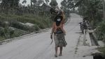 Aktivitas Warga Lereng Merapi Normal Meski Tertutup Abu Vulkanik