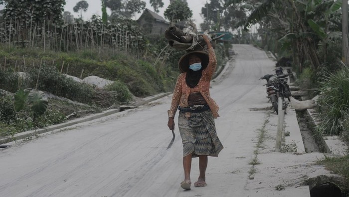 Aktivitas Warga Lereng Merapi Normal Meski Tertutup Abu Vulkanik Warga mengusung kayu bakar saat terjadi hujan abu vulkanis Gunung Merapi di Tlogolele, Selo, Boyolali, Jawa Tengah, Sabtu (11/3/2023). Meskipun terjadi awan panas guguran pada Sabtu (11/3/2023) siang, kegiatan warga di lereng Gunung Merapi masih berjalan normal. ANTARA FOTO/Aloysius Jarot Nugroho/nym.