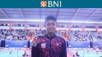 Yang ini kampiun Tunggal Pemula Putra (TPA), Allong Ardian. Ia merangkaikan tiga gelar juara di BNI Sirnas 2023 sejauh ini usai menang rubber game lawan Afiq Amali Bintang Pratama di Purwokerto. Foto: Intan/detikcom