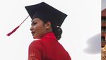 Selamat! 6 Senyum Amel Carla Resmi Bergelar Sarjana Hukum UI