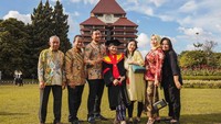 Keluarga dan kerabat terdekat mendampingi Amel Carla wisuda di Universitas Indonesia. Foto: dok. Instagram Amel Carla
