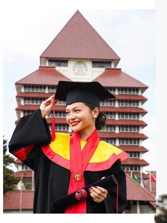 Amel Carla wisuda