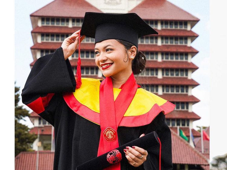 Selamat! 6 Senyum Amel Carla Resmi Bergelar Sarjana Hukum UI