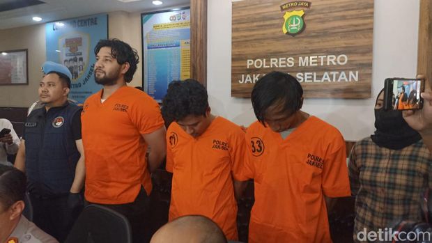 Artis Ammar Zoni ditangkap karena narkoba bersama dua orang lainnya . Ia positif menggunakan narkoba jenis sabu dan telah ditetapkan sebagai tersangka.
