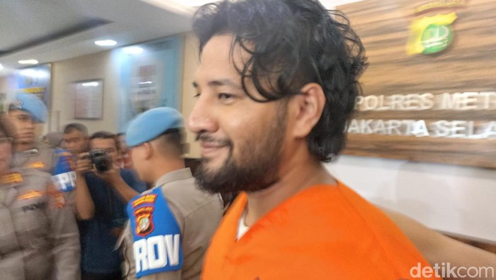 Artis Ammar Zoni ditangkap karena narkoba bersama dua orang lainnya . Ia positif menggunakan narkoba jenis sabu dan telah ditetapkan sebagai tersangka.