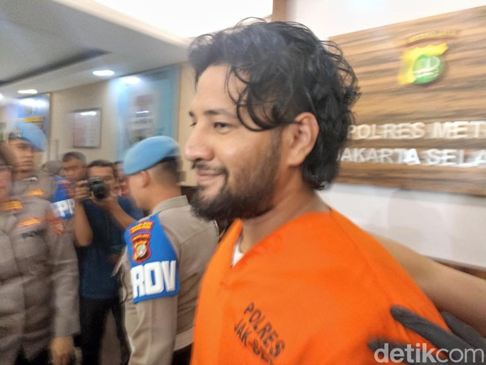 Artis Ammar Zoni ditangkap karena narkoba bersama dua orang lainnya . Ia positif menggunakan narkoba jenis sabu dan telah ditetapkan sebagai tersangka.