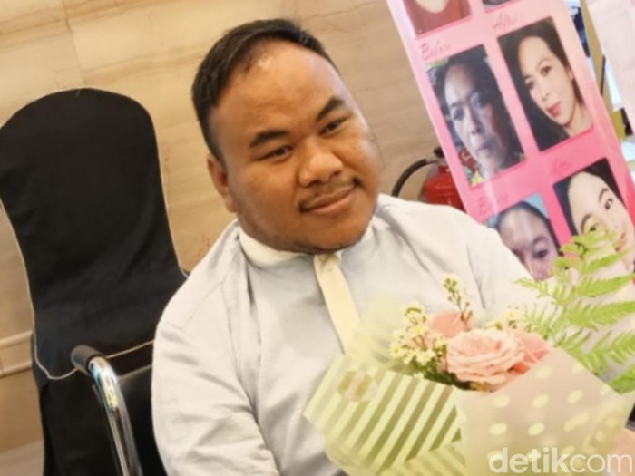 Anak-anak disabilitas tampil menggunakan karya rancangan desainer disabilitas Rahmat Hidayat.