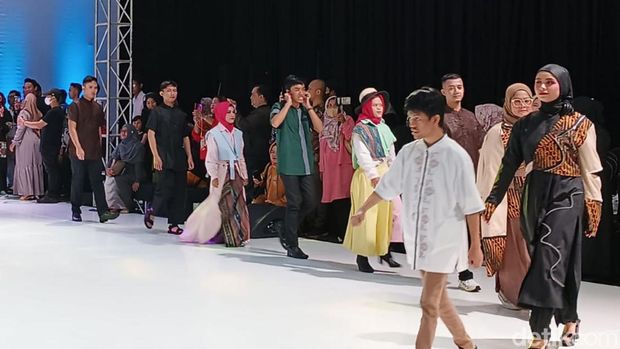 Anak-anak disabilitas tampil menggunakan karya rancangan desainer disabilitas Rahmat Hidayat.
