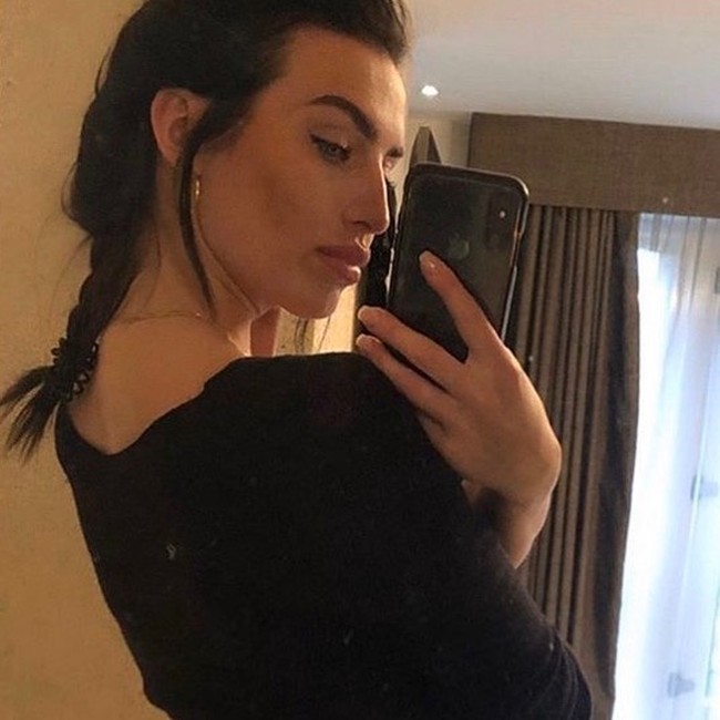 Annie tahu apa yang bakal terjadi ketika dia menikahi Walker. Dia takut dengan investigasi polisi dan jika itu terjadi dia merasa harus mengusirnya. Itu belum terjadi, kata sumber.Foto: Instagram