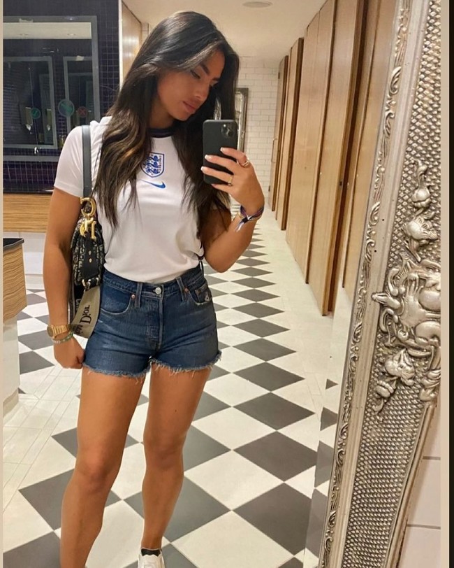 Wanita yang mulai berpacaran dengan Kyle Walker sejak remaja itu pun tampaknya sudah tidak tahan. Dalam postingan di Instagram, ia mengunggah pesan bijaksana mengenai orang yang sudah kelewat batas tapi kini sudah dihapus. Tapi meski kesal dengan perbuatan sang suami, dalam foto terbaru ibu tiga anak itu masih terlihat memakai cincin kawin mereka. Foto: Instagram