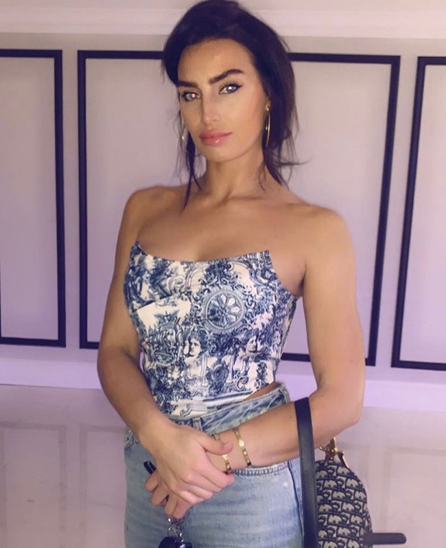 Kyle Walker dan Annie menikah pada 2021 meski Walker diketahui memiliki anak dengan wanita lain yakni model Lauryn Goodman. Sebelum menikah, hubungan mereka juga sempat diwarnai isu selingkuh ketika bintang reality show Laura Brown mengaku pernah bercinta dengan sang bintang lapangan.Foto: Instagram