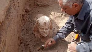 Arkeolog Temukan Patung Sphinx Tersenyum di Mesir