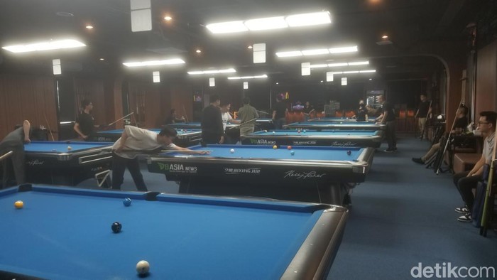 Asyiknya bermain biliar untuk mengisi akhir pekan di Bandung.