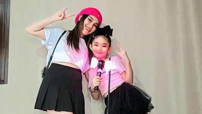 Gemasnya Gaya Ayu Ting Ting dan Bilqis Nonton Konser BLACKPINK, Bak Adik-Kakak