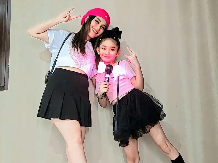 Gemasnya Gaya Ayu Ting Ting dan Bilqis Nonton Konser BLACKPINK, Bak Adik-Kakak